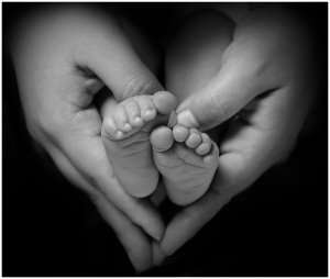 baby_feet_on_heart____by_mgrphotos